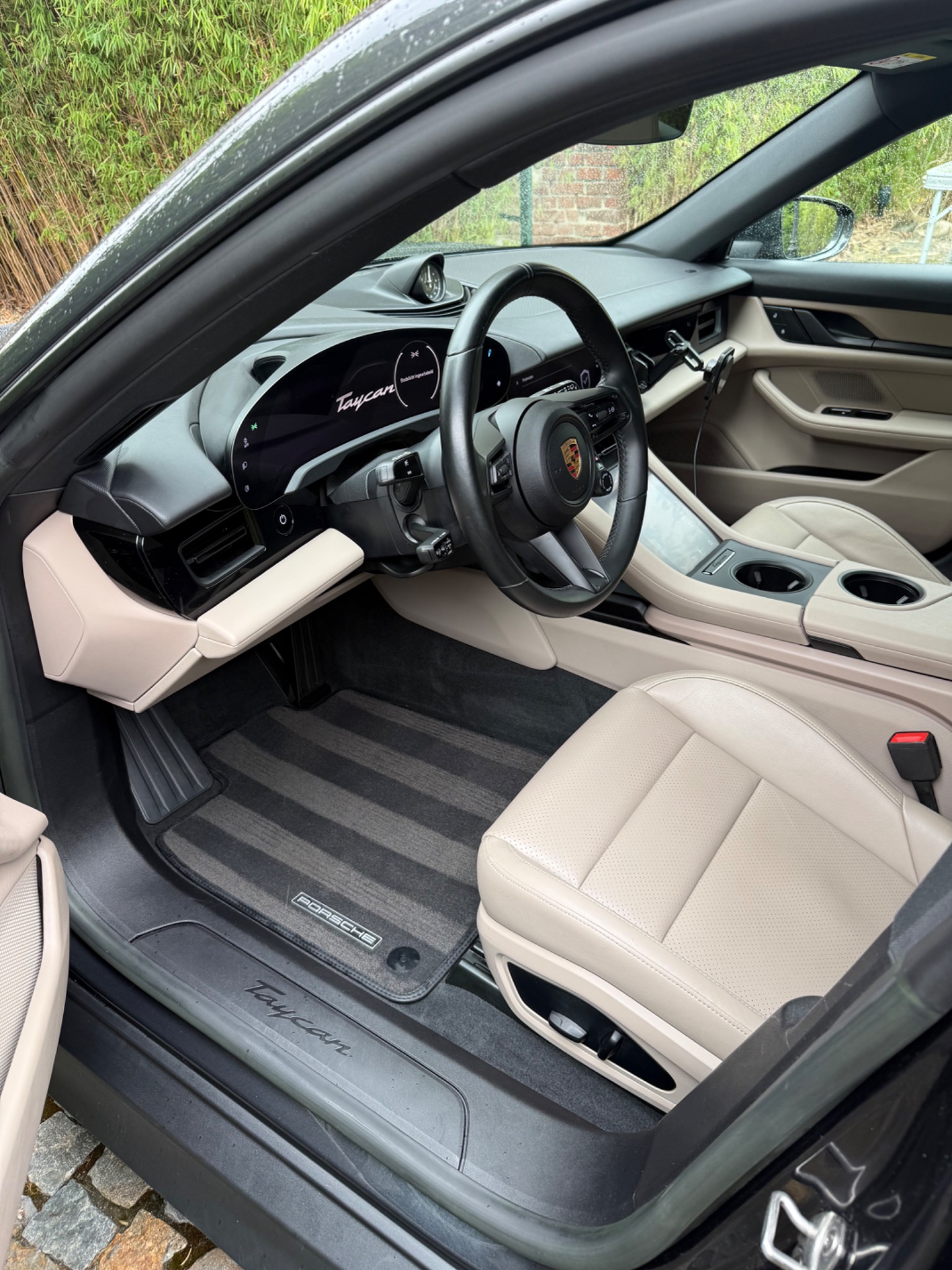Porsche Taycan interieur vooraan na reiniging