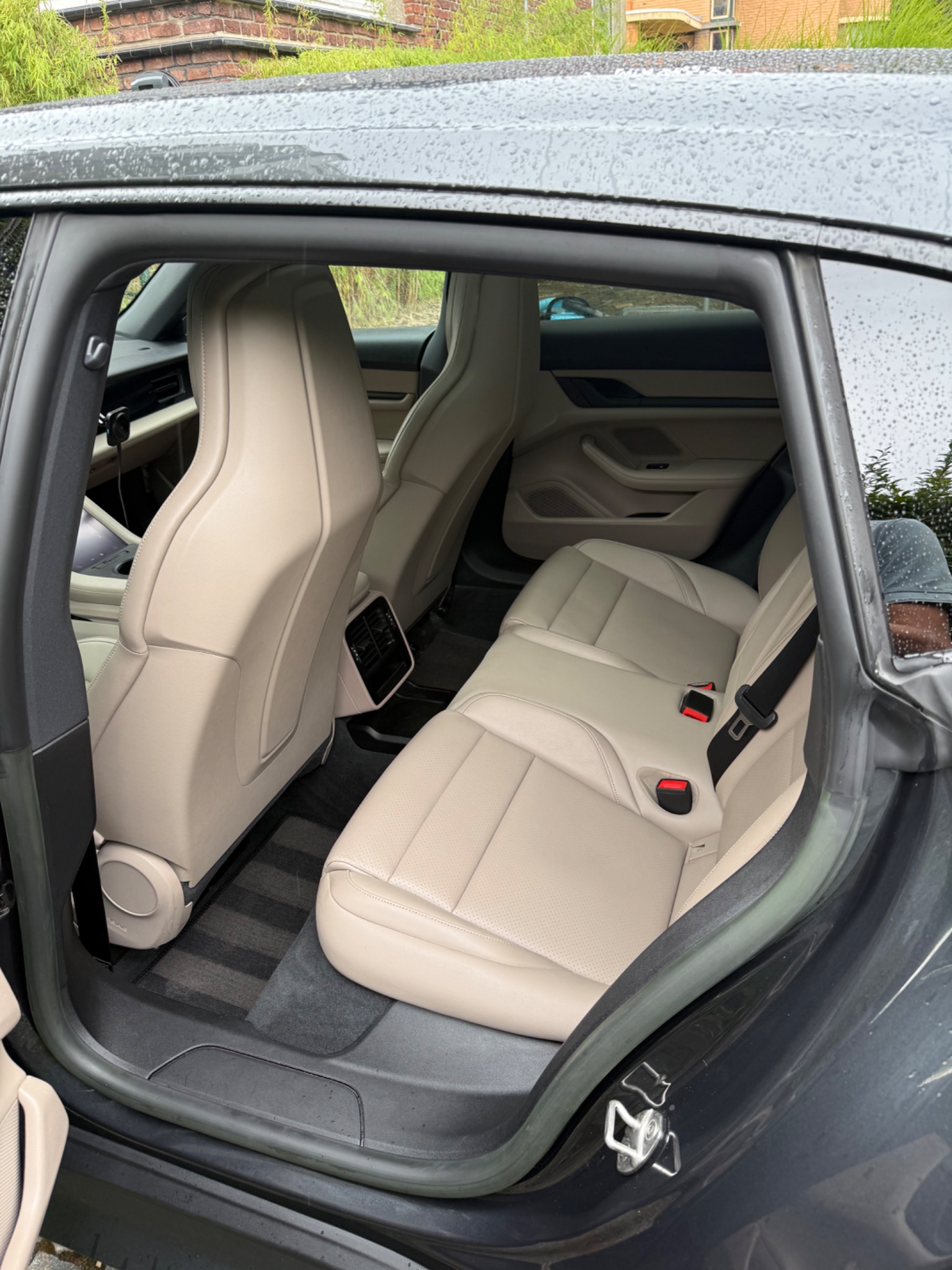 Porsche Taycan achterbank na reiniging