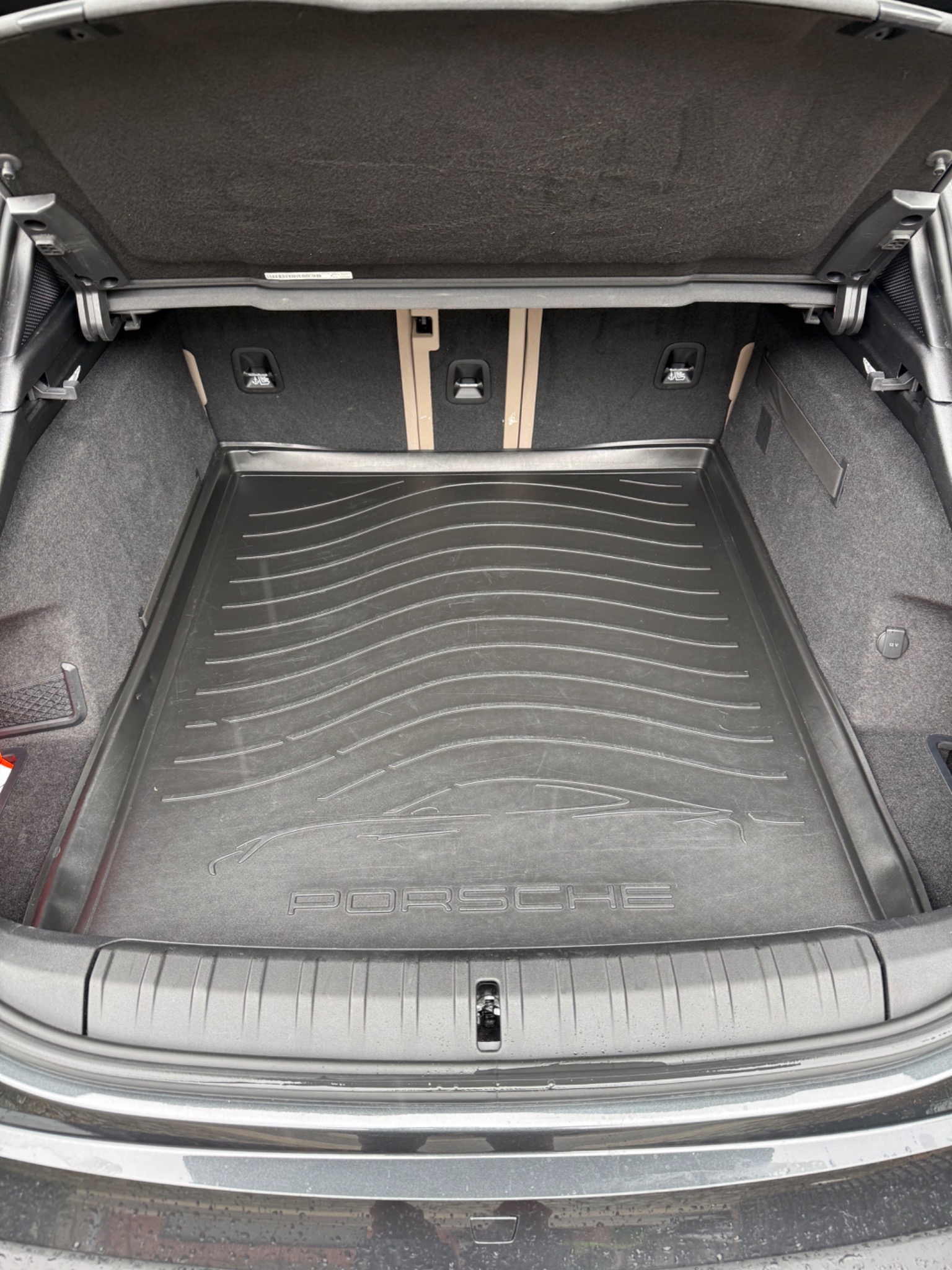 Porsche Taycan koffer na reiniging