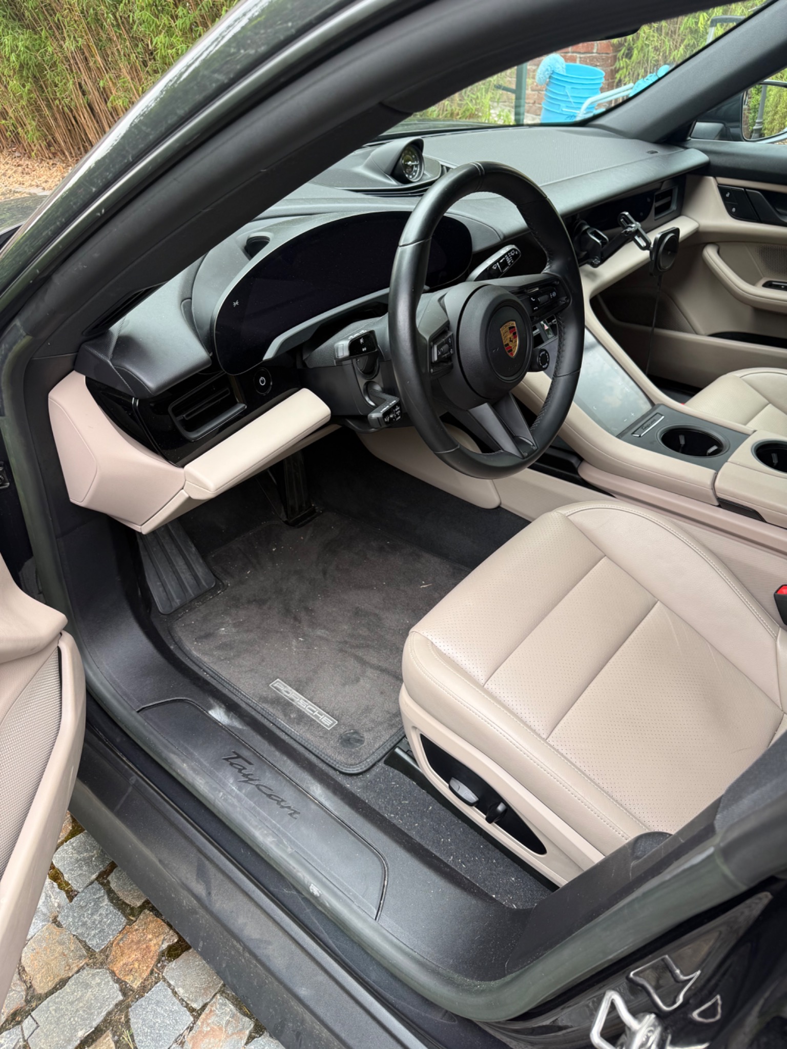Porsche Taycan interieur vooraan voor reiniging