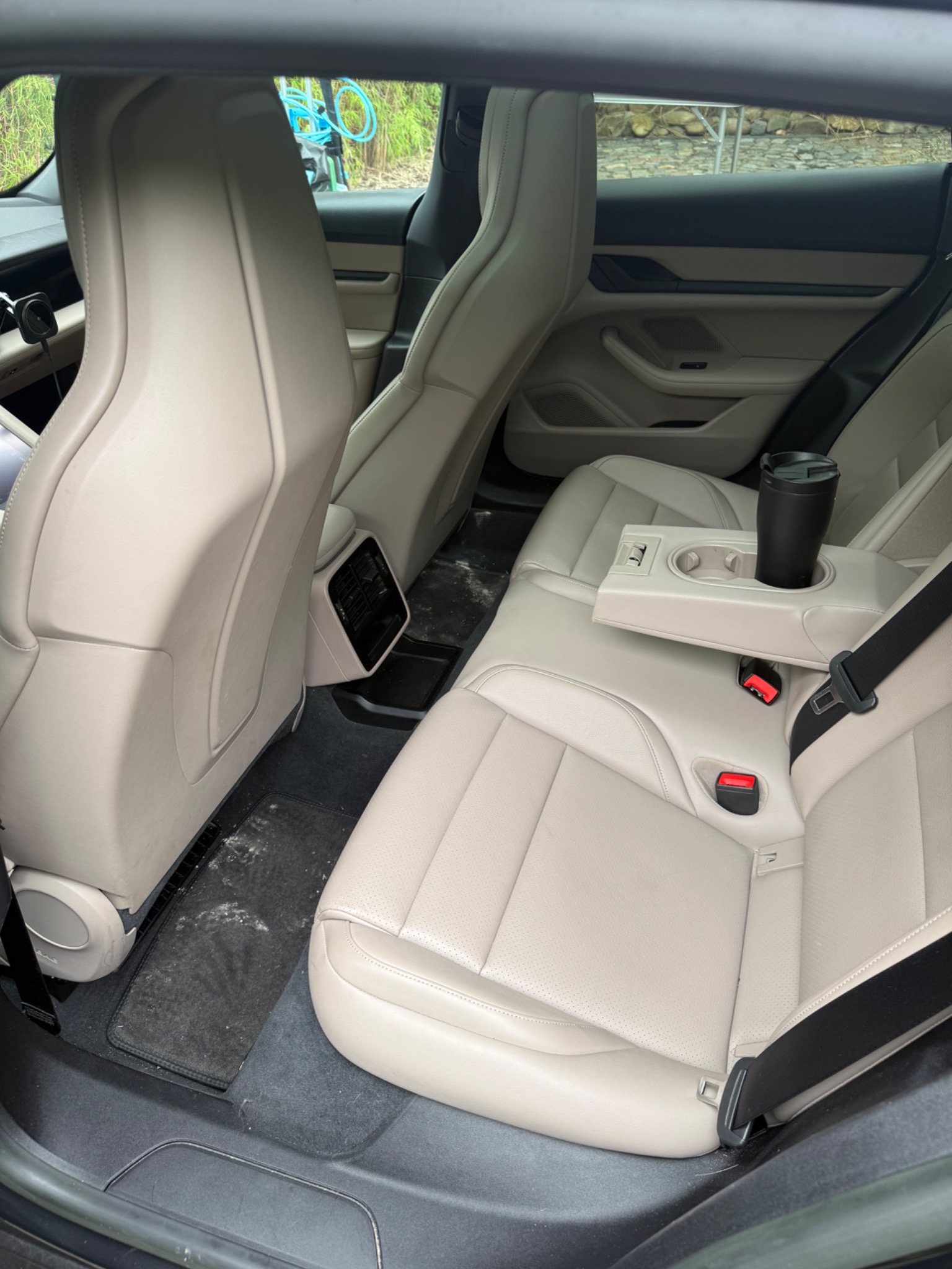 Porsche Taycan achterbank voor reiniging