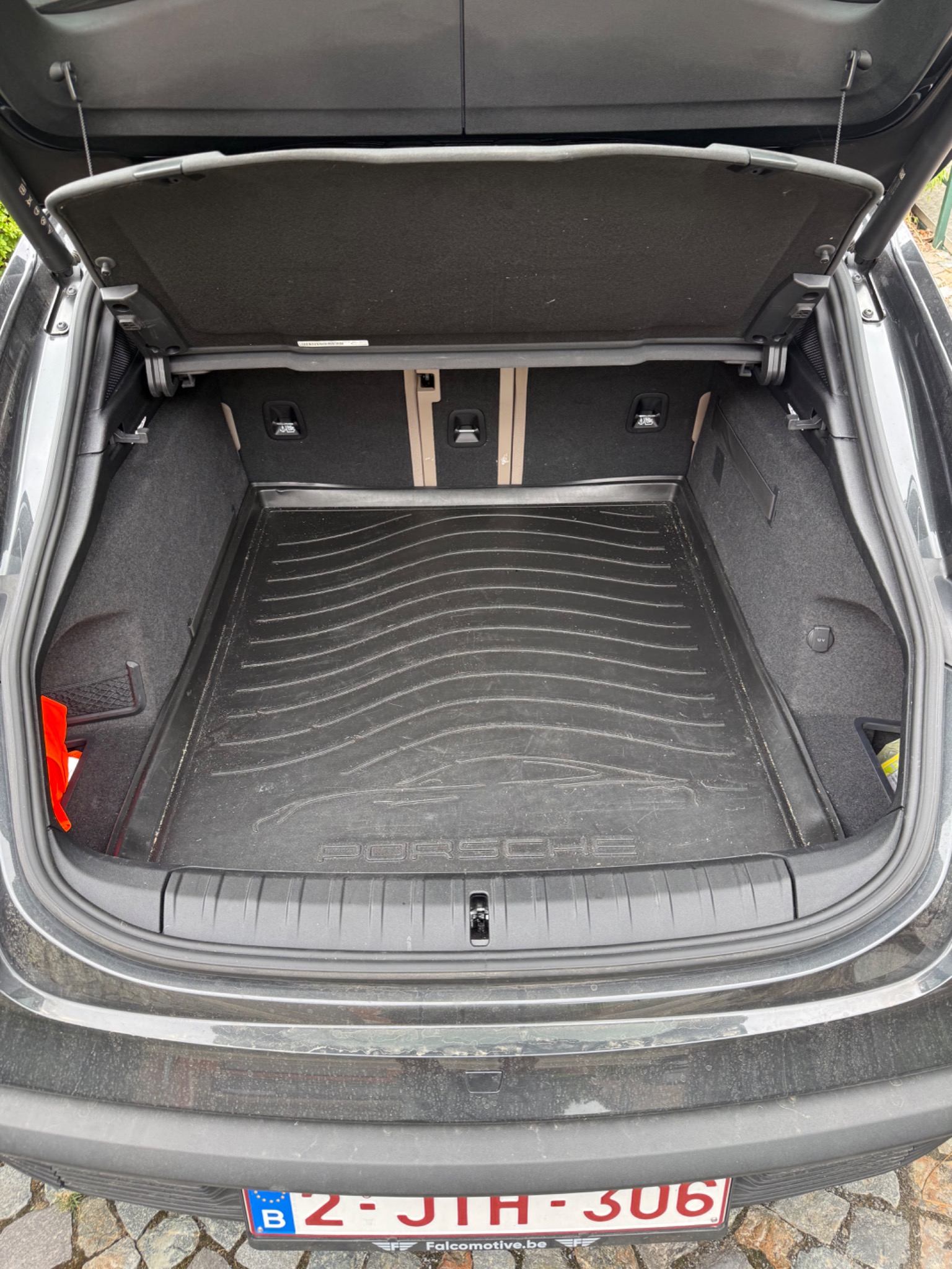 Porsche Taycan koffer voor reiniging